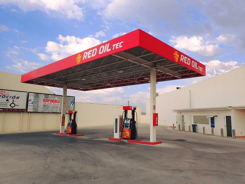 Marquesina roja de la gasolinera RED OIL Tec con dos surtidores